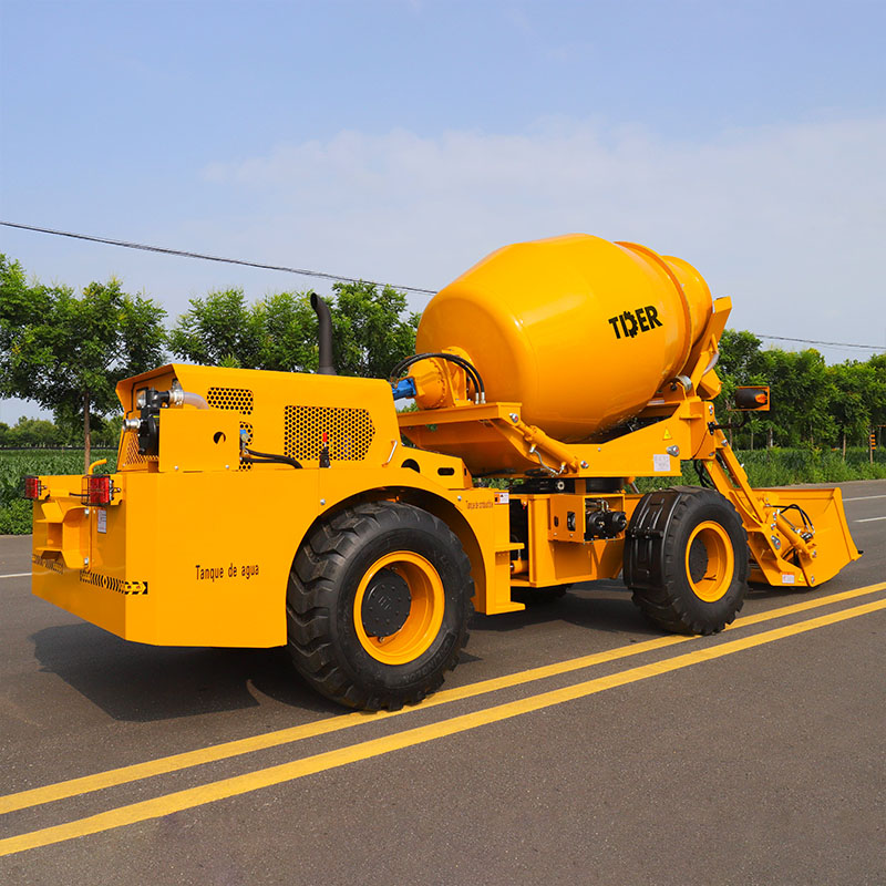 Small Concrete Mixer Truck with 270° Rotation