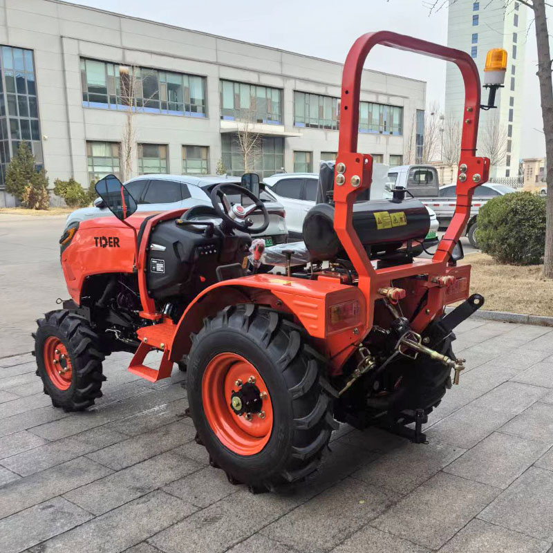 Trator pequeno de 30 HP com baixa altura livre do solo para cultivo em estufa.