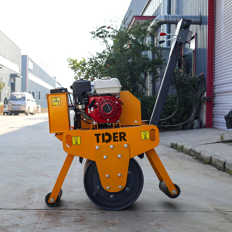 Compactador de 350 kg com motor a diesel, operado a pé.