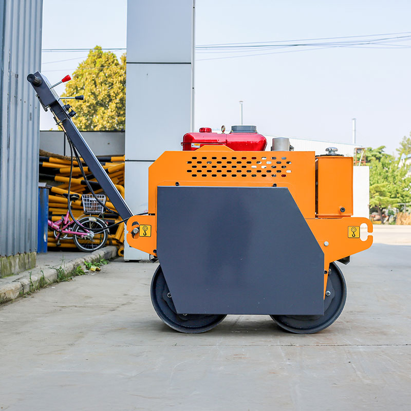 Rolo compactador de tambor duplo de 600 kg com operação a pé e fácil manutenção.