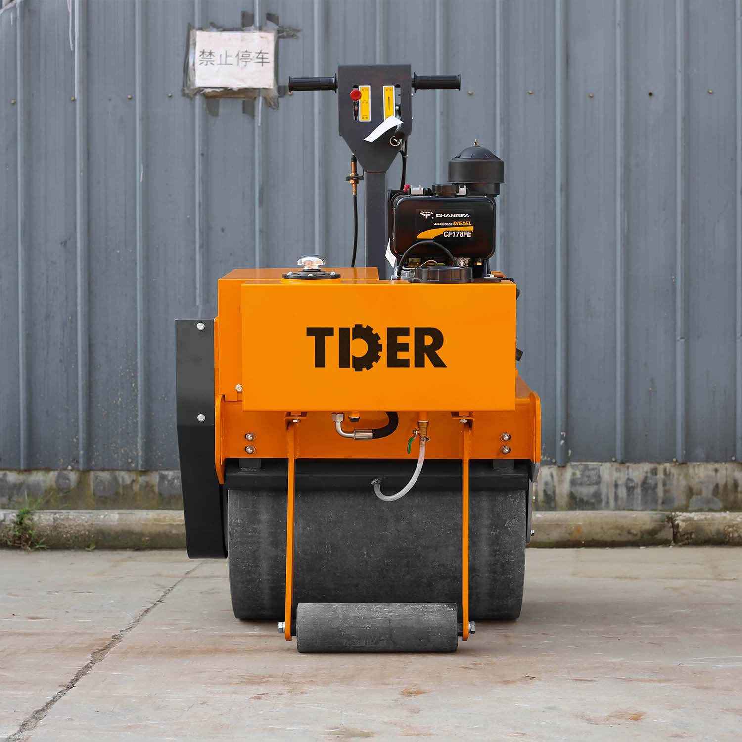 Compactador de rolo a pé de 450 kg com opção de tanque rotomoldado
